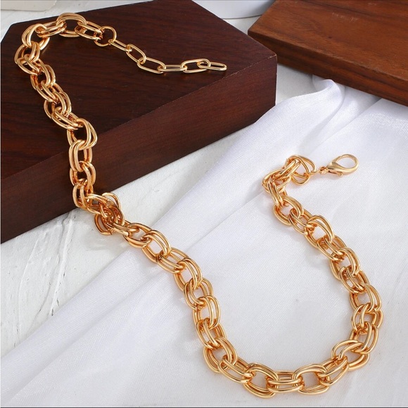 Trendy Minimalist Gold Color Necklace - Picture 3 of 4